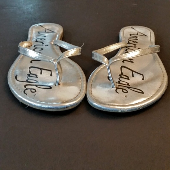 AMERICAN EAGLE Silver Flip Flops Sandals size 8 - Picture 2 of 5
